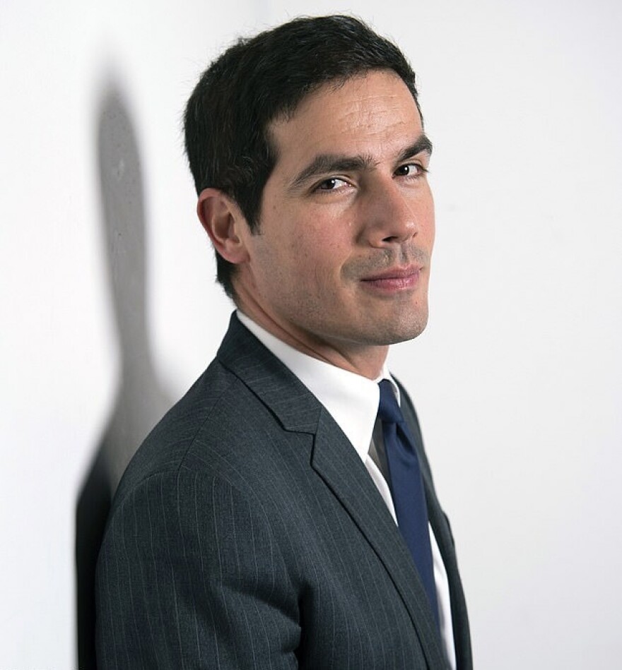 Εμανουέλ Μακρόν: Ο κρυφός ομοφυλόφιλος δήθεν εραστής του Γάλλου προέδρου Ματιέ Γκαλέ λύνει τη σιωπή του