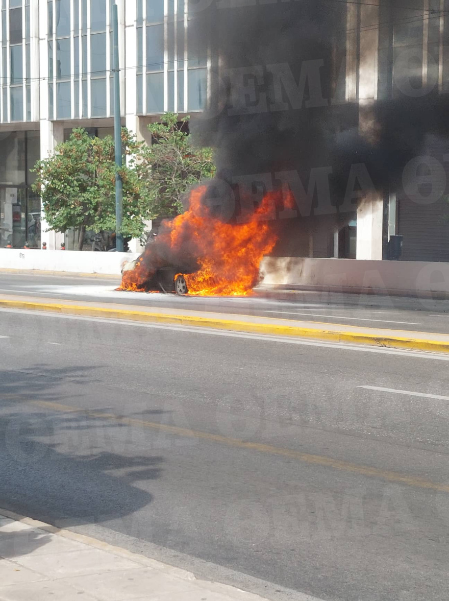 Φωτιά σε αυτοκίνητο στη Συγγρού στο ύψος του Φιξ - Σώθηκαν την τελευταία στιγμή μία γυναίκα και ένα παιδί