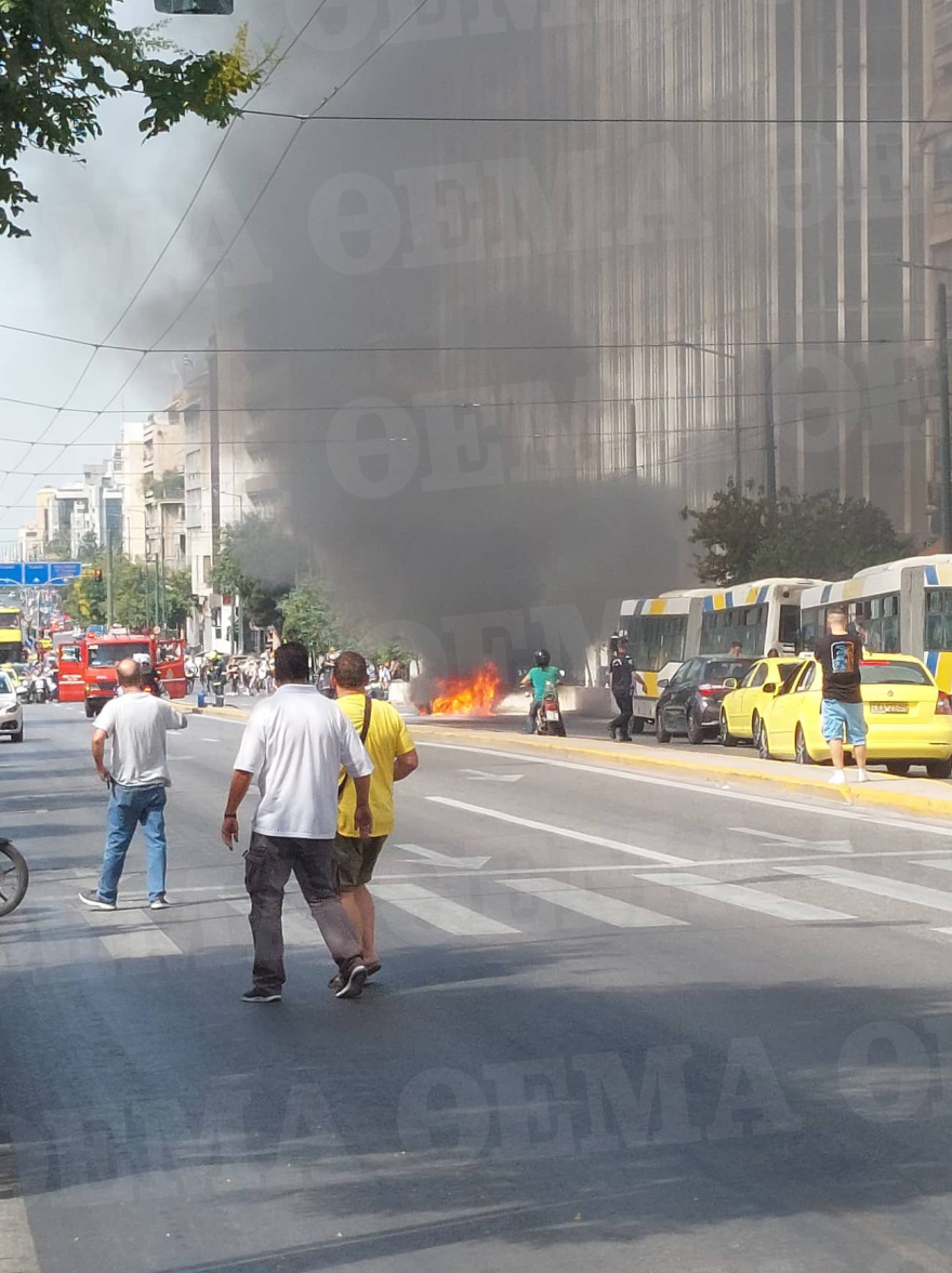 Φωτιά σε αυτοκίνητο στη Συγγρού στο ύψος του Φιξ - Σώθηκαν την τελευταία στιγμή μία γυναίκα και ένα παιδί