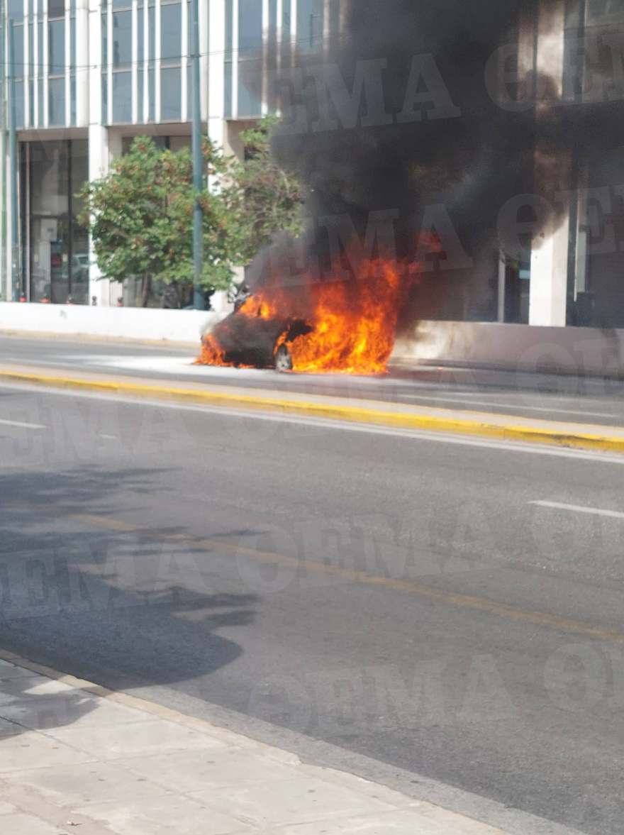 Φωτιά σε αυτοκίνητο στη Συγγρού στο ύψος του Φιξ - Σώθηκαν την τελευταία στιγμή μία γυναίκα και ένα παιδί