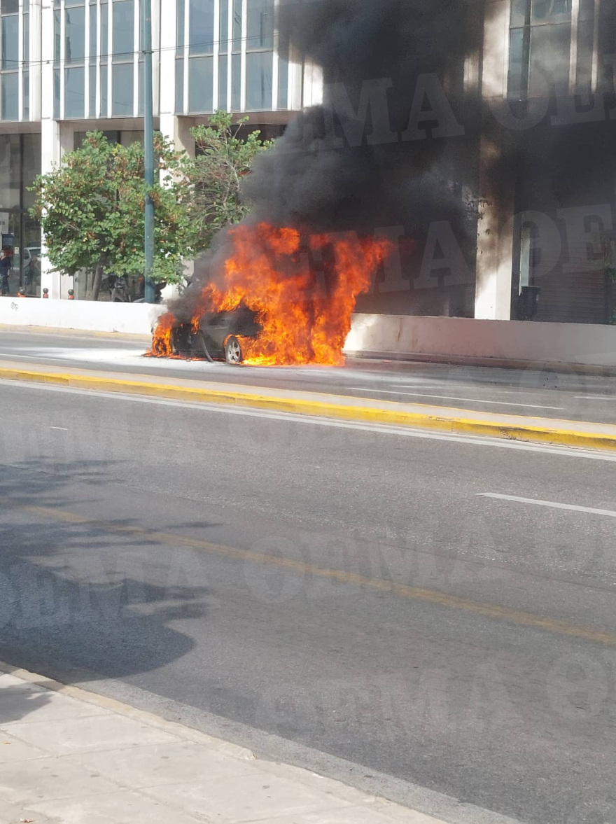 Φωτιά σε αυτοκίνητο στη Συγγρού στο ύψος του Φιξ - Σώθηκαν την τελευταία στιγμή μία γυναίκα και ένα παιδί
