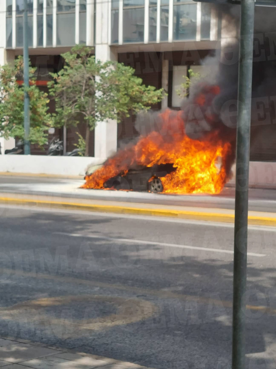 Φωτιά σε αυτοκίνητο στη Συγγρού στο ύψος του Φιξ - Σώθηκαν την τελευταία στιγμή μία γυναίκα και ένα παιδί