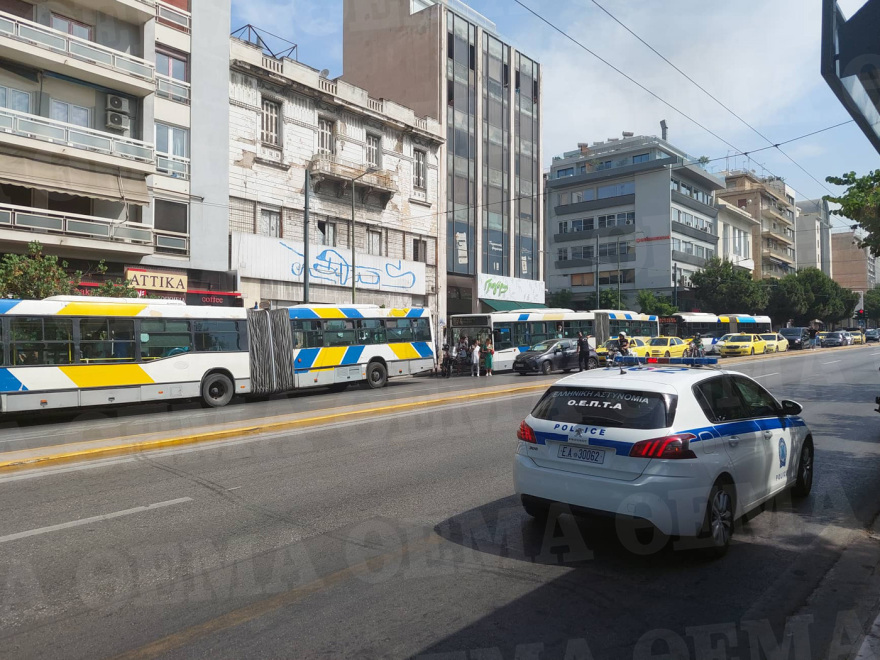 Φωτιά σε αυτοκίνητο στη Συγγρού στο ύψος του Φιξ - Σώθηκαν την τελευταία στιγμή μία γυναίκα και ένα παιδί