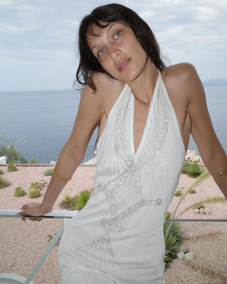 Η Μπέλα Χαντίντ ποζάρει άβαφη και αγουροξυπνημένη