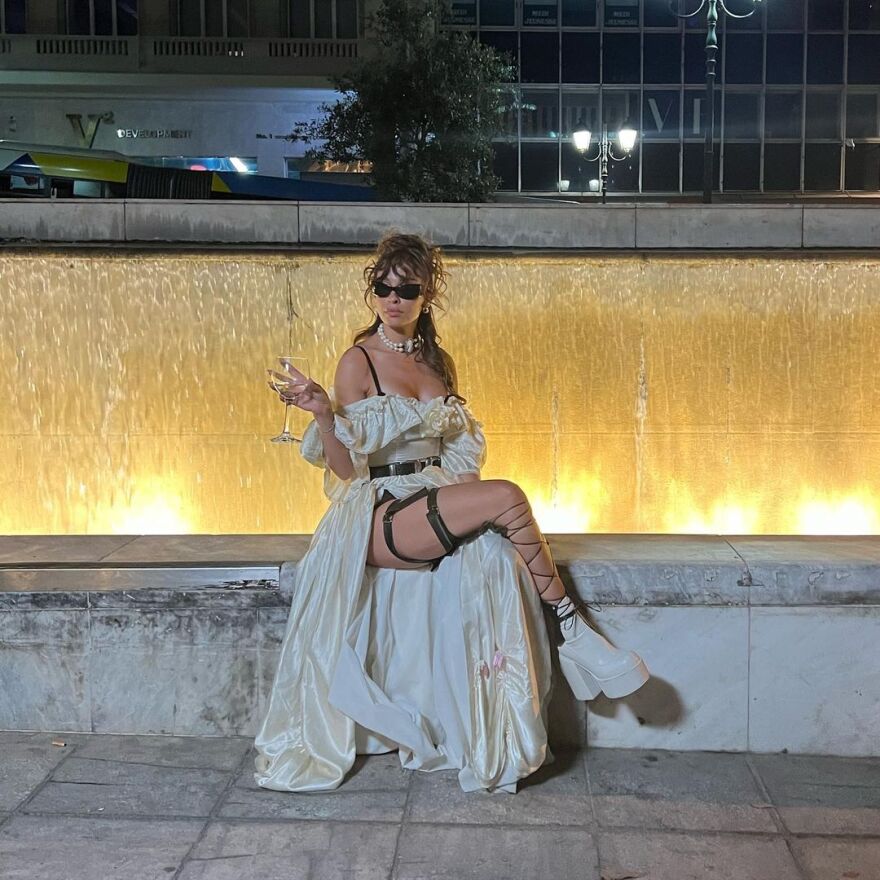 Ελένη Φουρέιρα: Η εντυπωσιακή εμφάνισή της για το νέο της βίντεο κλιπ