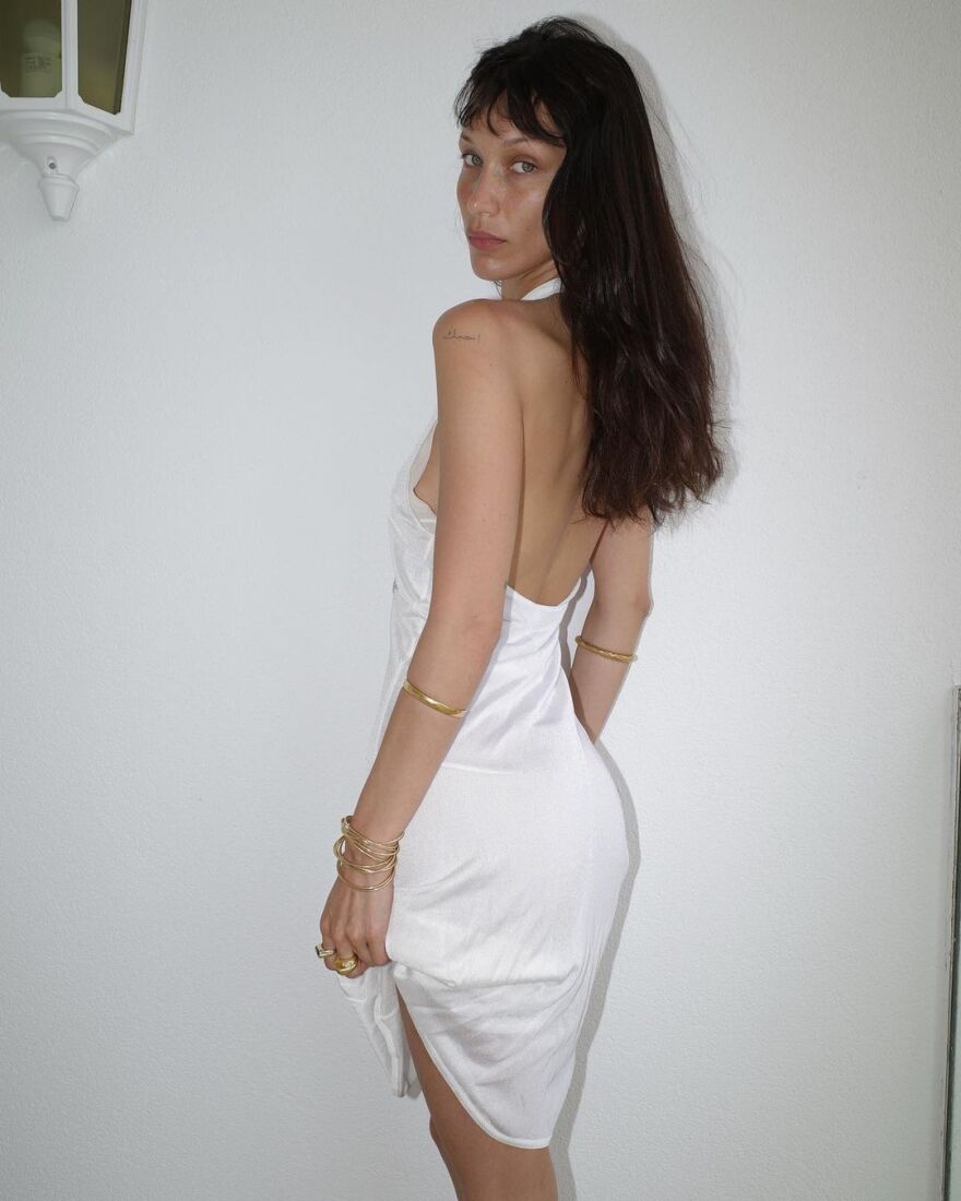 Η Μπέλα Χαντίντ ποζάρει άβαφη και αγουροξυπνημένη