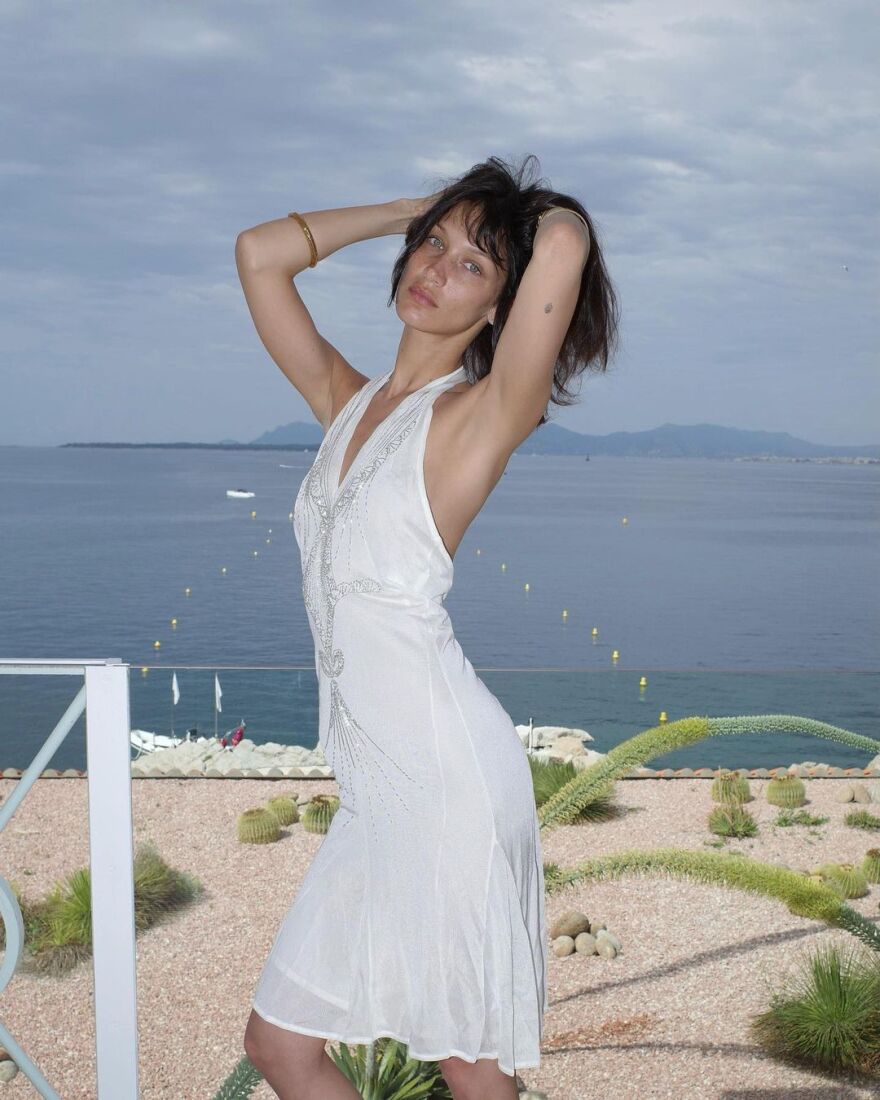 Η Μπέλα Χαντίντ ποζάρει άβαφη και αγουροξυπνημένη