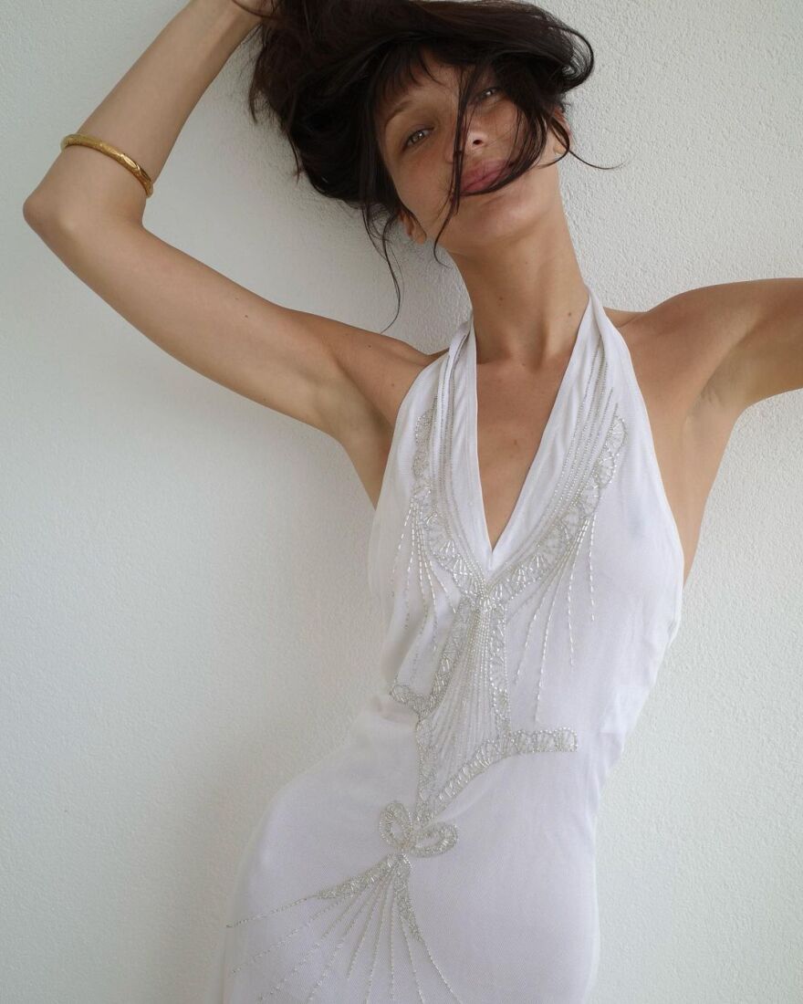 Η Μπέλα Χαντίντ ποζάρει άβαφη και αγουροξυπνημένη