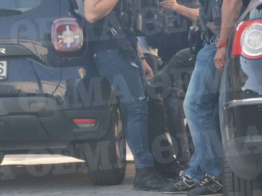 Βγήκε στο δρόμο φωνάζοντας «βιάζουν τη γυναίκα μου» και πυροβολούσε