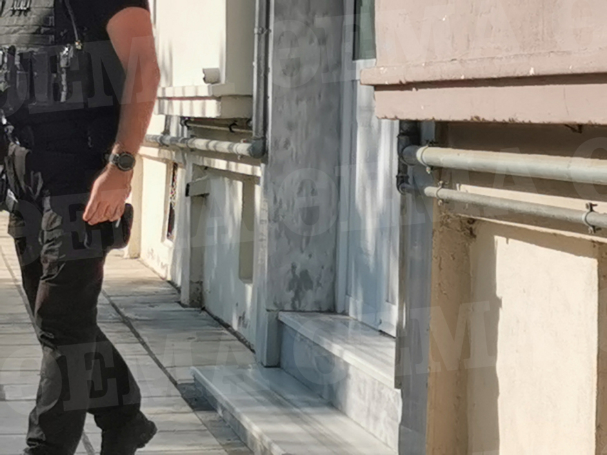 Βγήκε στο δρόμο φωνάζοντας «βιάζουν τη γυναίκα μου» και πυροβολούσε