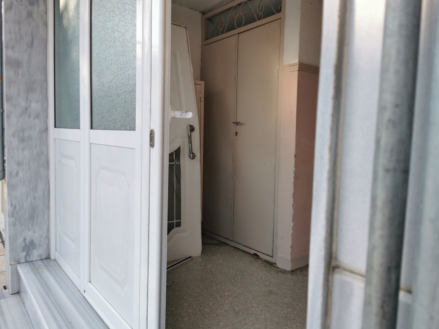 Βγήκε στο δρόμο φωνάζοντας «βιάζουν τη γυναίκα μου» και πυροβολούσε