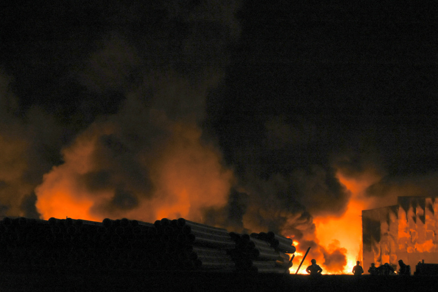 Ασπρόπυργος: Σε ύφεση η φωτιά σε εργοστάσιο πλαστικών - Ξεκίνησε πιθανότατα από κεραυνό 