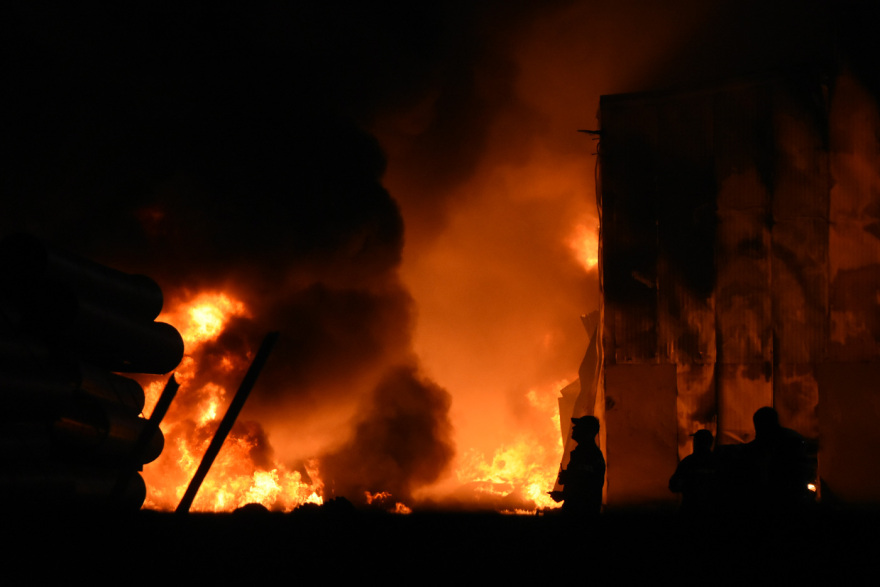 Ασπρόπυργος: Σε ύφεση η φωτιά σε εργοστάσιο πλαστικών - Ξεκίνησε πιθανότατα από κεραυνό 