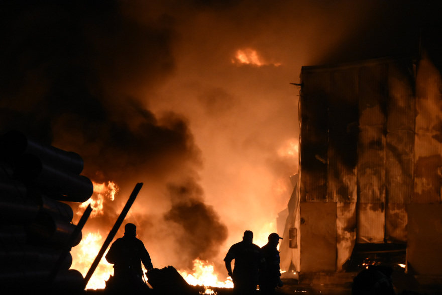 Ασπρόπυργος: Σε ύφεση η φωτιά σε εργοστάσιο πλαστικών - Ξεκίνησε πιθανότατα από κεραυνό 