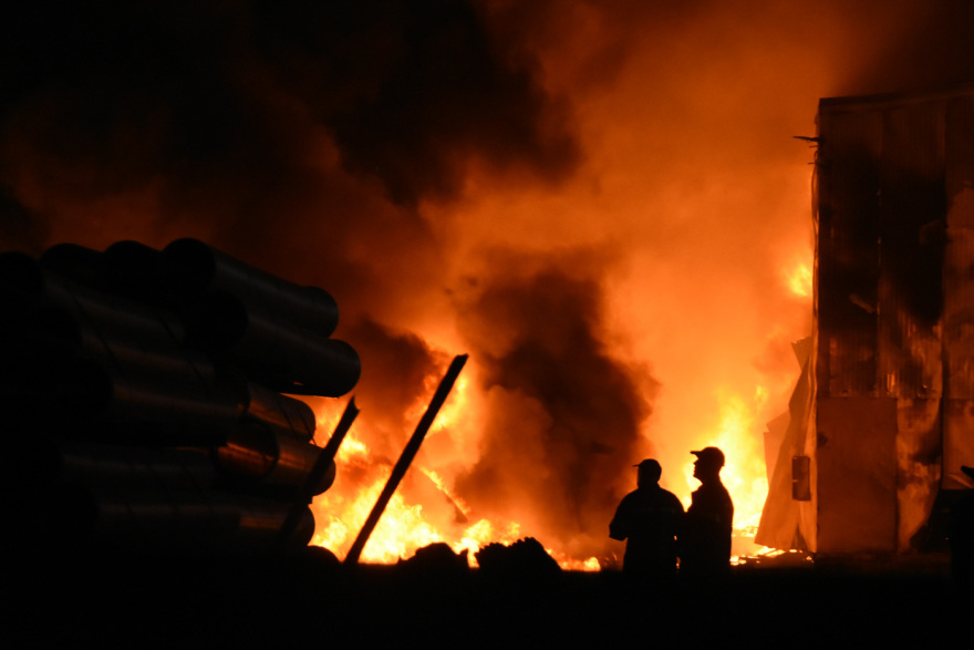 Ασπρόπυργος: Σε ύφεση η φωτιά σε εργοστάσιο πλαστικών - Ξεκίνησε πιθανότατα από κεραυνό 