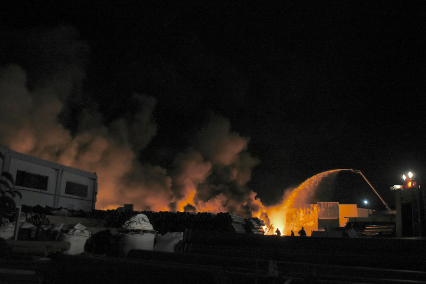 Ασπρόπυργος: Σε ύφεση η φωτιά σε εργοστάσιο πλαστικών - Ξεκίνησε πιθανότατα από κεραυνό 