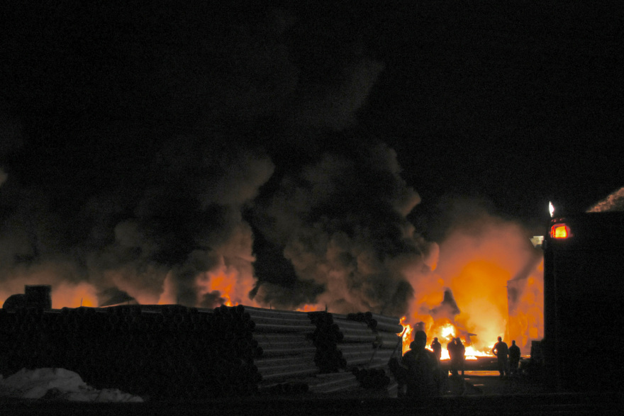 Ασπρόπυργος: Σε ύφεση η φωτιά σε εργοστάσιο πλαστικών - Ξεκίνησε πιθανότατα από κεραυνό 