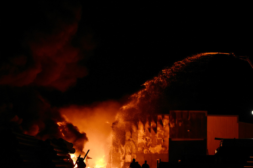 Ασπρόπυργος: Σε ύφεση η φωτιά σε εργοστάσιο πλαστικών - Ξεκίνησε πιθανότατα από κεραυνό 