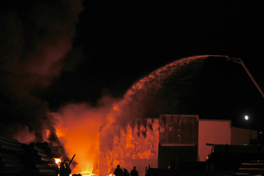 Ασπρόπυργος: Σε ύφεση η φωτιά σε εργοστάσιο πλαστικών - Ξεκίνησε πιθανότατα από κεραυνό 