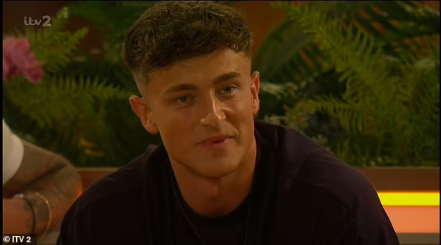 Η άτακτη Τζέμα Όουεν αλλάζει τους άντρες σαν τα πουκάμισα στο ριάλιτι «Love Island»