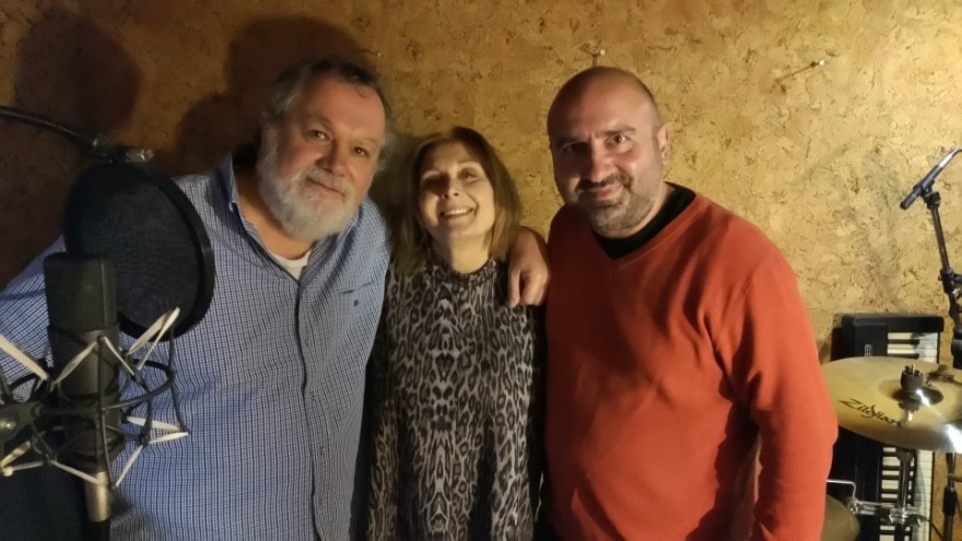 «Αρκεί να πας στους Αρκιούς»: Η ιστορία της δασκάλας και του μοναδικού μαθητή στο νησί έγινε... τραγούδι - Δείτε βίντεο