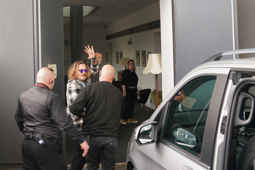 Τζόνι Ντεπ: Ουρές θαυμαστών τον ακολουθούν σε κάθε του εμφάνιση - Ο σεβασμός που δείχνει στο κοινό του