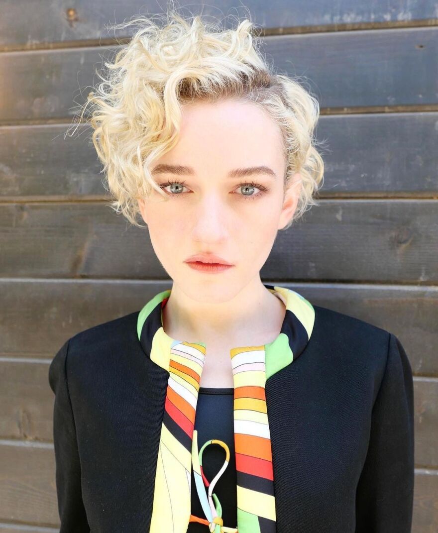 Η Μαντόνα επέλεξε τη Τζούλια Γκάρνερ, για να την υποδυθεί στη βιογραφική της ταινία