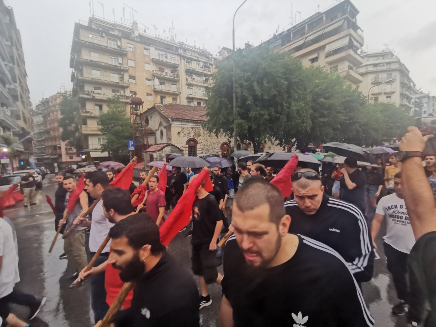 Πορεία φοιτητών και αντιεξουσιαστών υπό βροχή στη Θεσσαλονίκη