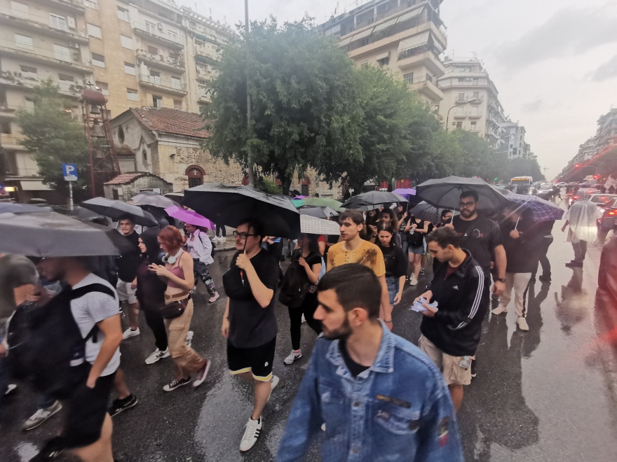 Πορεία φοιτητών και αντιεξουσιαστών υπό βροχή στη Θεσσαλονίκη