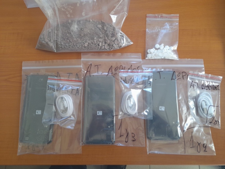 Ναρκωτικά και κινητά εντοπίστηκαν σε όχημα προμηθευτή των φυλακών Μαλανδρίνου