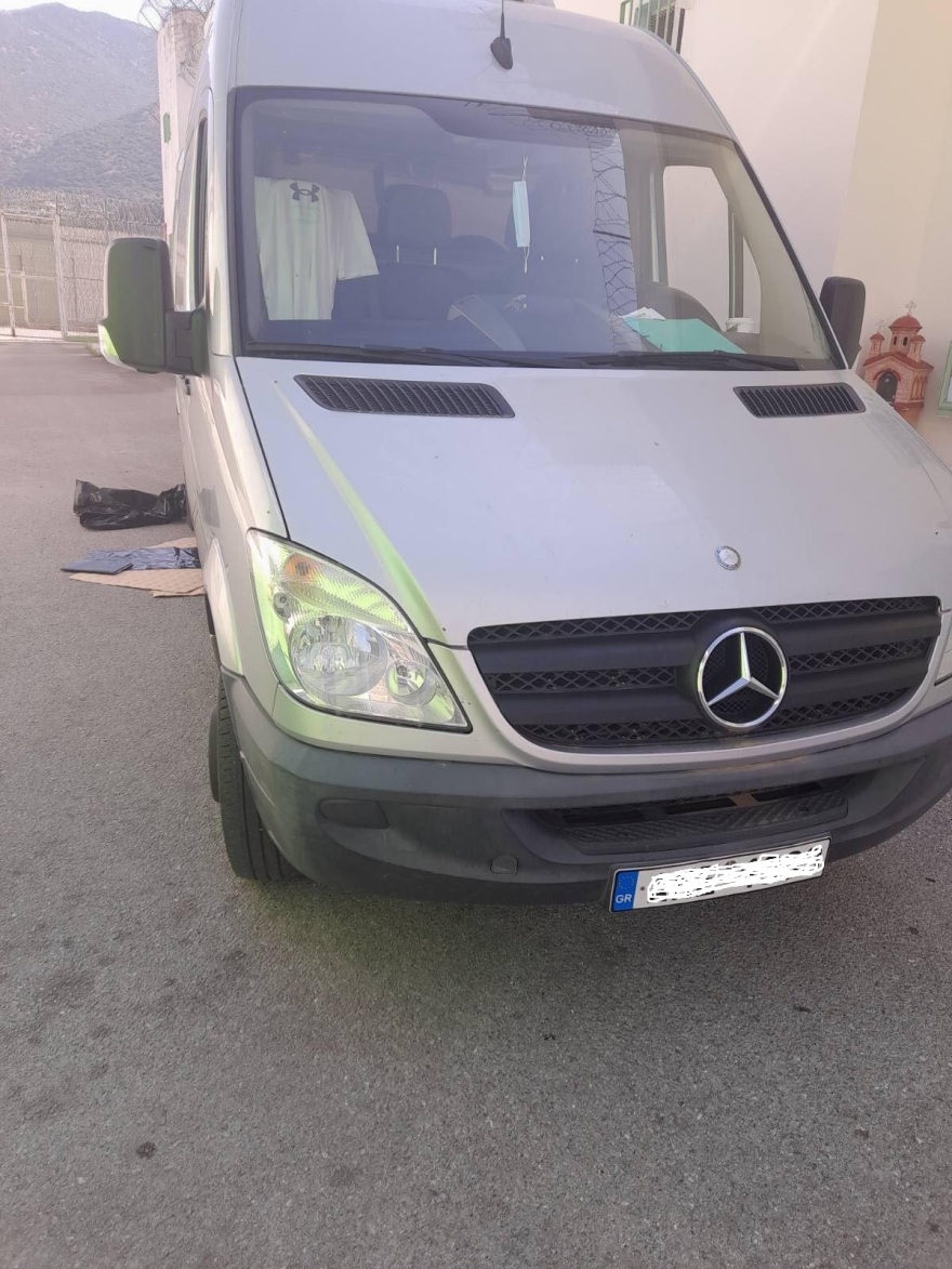 Ναρκωτικά και κινητά εντοπίστηκαν σε όχημα προμηθευτή των φυλακών Μαλανδρίνου