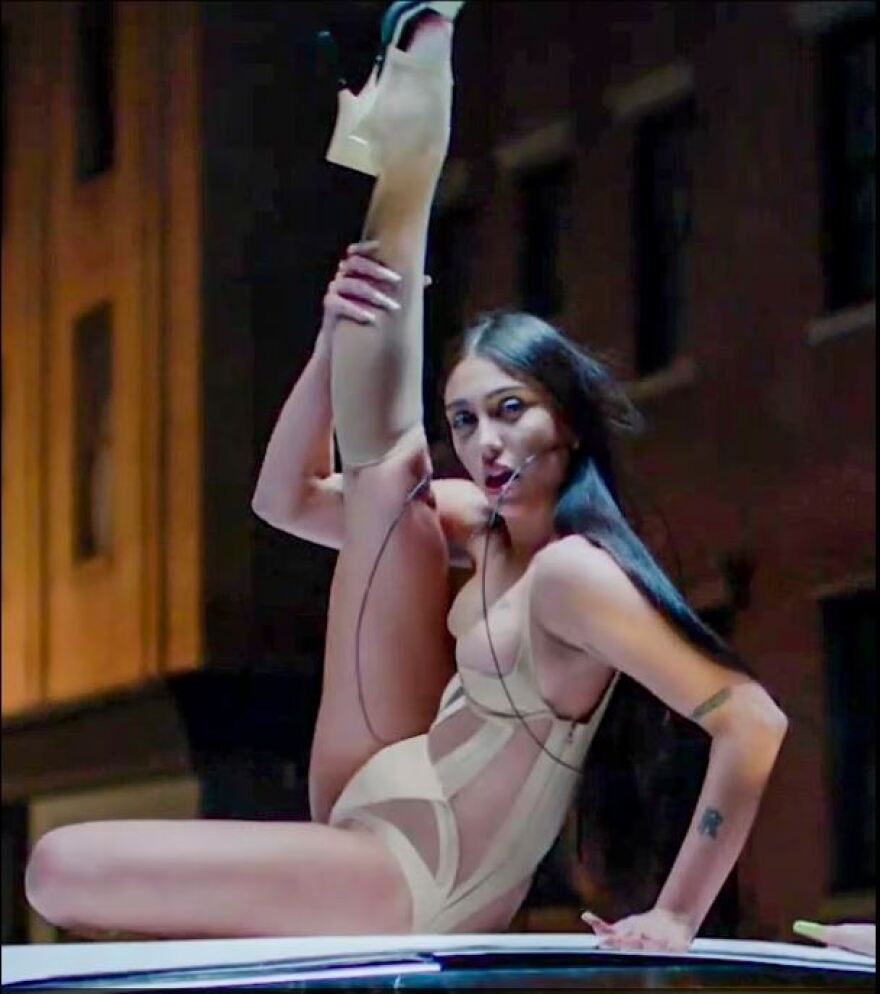 Η Λούρδη Λεόν αντιγράφει τη μαμά της με αποκαλυπτικό κορμάκι από τα ‘90s