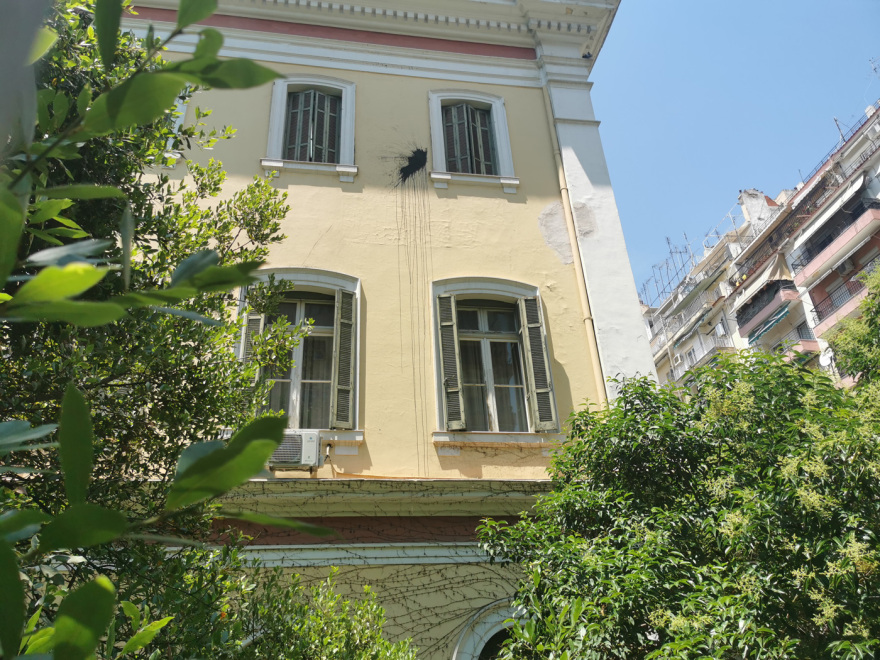 Θεσσαλονίκη: Άγνωστοι πέταξαν μπαλόνι με μπογιά στο κτήριο του ΥΜΑΘ - Προσαγωγές από την ΕΛΑΣ