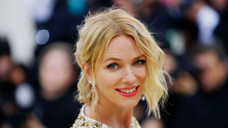 Ναόμι Γουότς: «Η εμμηνόπαυση με τάραξε, ήταν σαν σύγκρουση με φορτηγό»