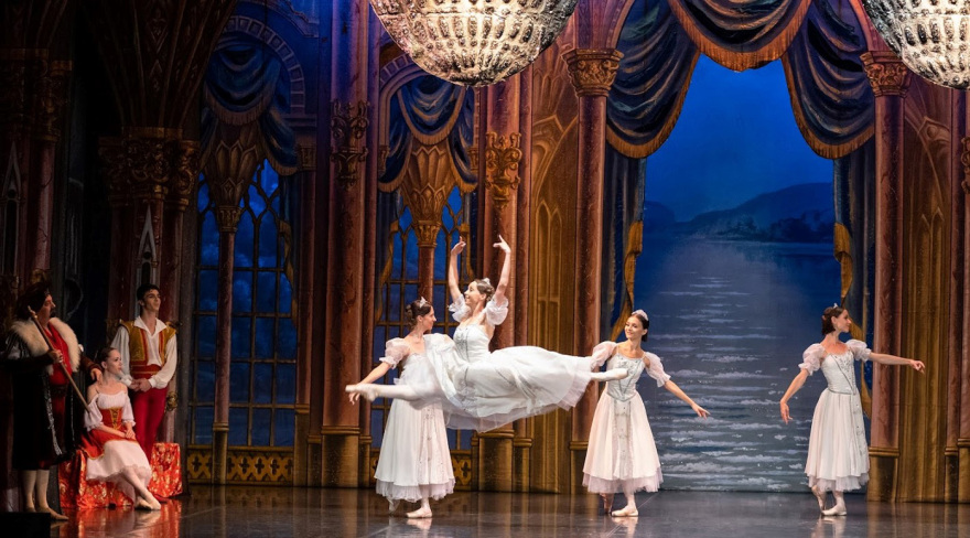 International Stars of Classical Ballet - H Λίμνη των Κύκνων