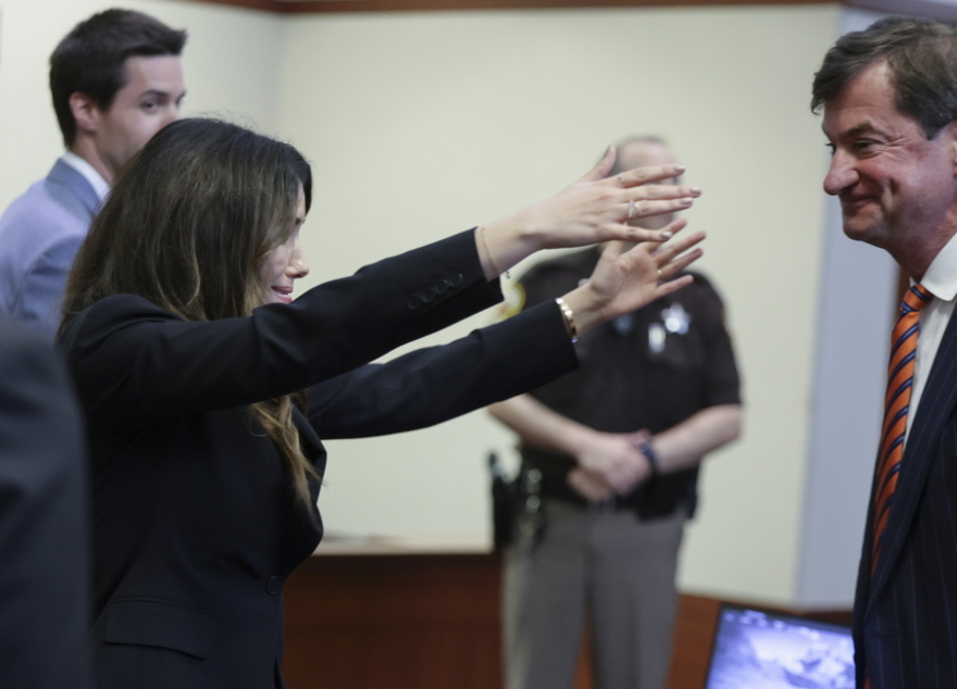 Καμίλα Βάσκεζ: Θεωρεί «ανήθικες και σεξιστικές» τις φήμες που τη θέλουν να φλερτάρει με τον Τζόνι Ντεπ