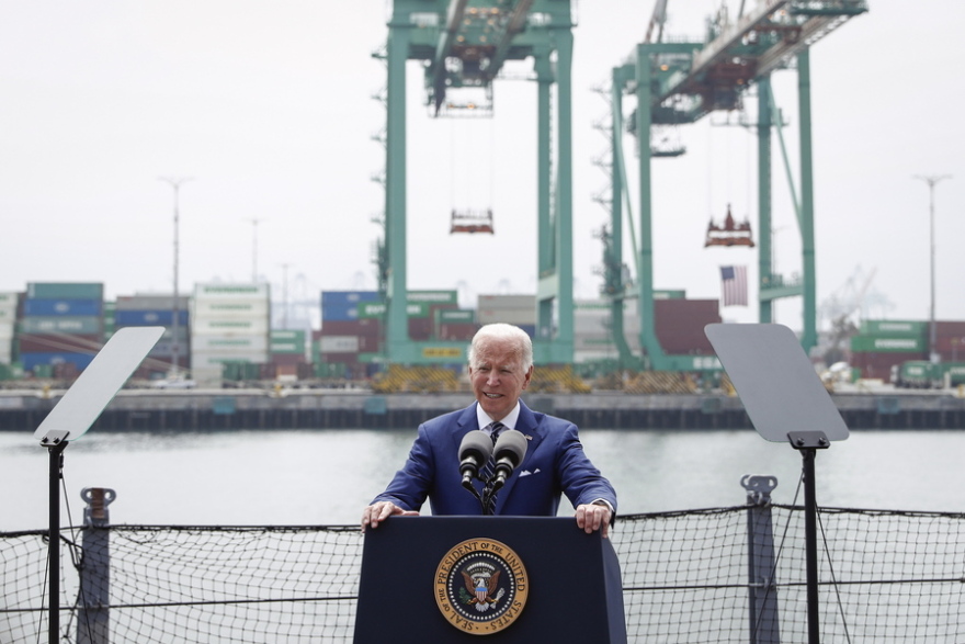 Ευθεία επίθεση Μπάιντεν στις πετρελαϊκές εταιρείες: «Περιορίζουν την παραγωγή και εκτοξεύουν τα κέρδη τους από τις υψηλές τιμές»