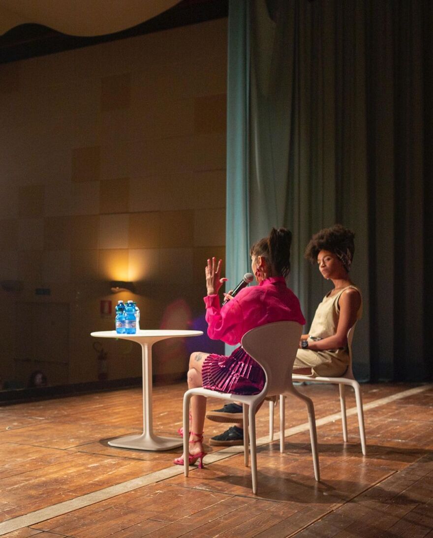 Maneskin: Ο Νταμιάνο Νταβίντ ποζάρει αγκαλιά με τη σύντροφό του