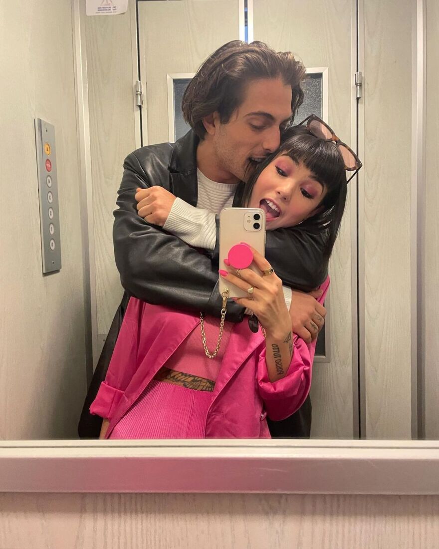 Maneskin: Ο Νταμιάνο Νταβίντ ποζάρει αγκαλιά με τη σύντροφό του