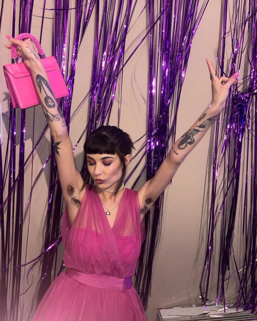 Maneskin: Ο Νταμιάνο Νταβίντ ποζάρει αγκαλιά με τη σύντροφό του