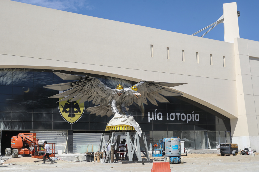 ΑΕΚ: Μπήκαν και οι κορώνες στα κεφάλια του αετού της OPAP Arena