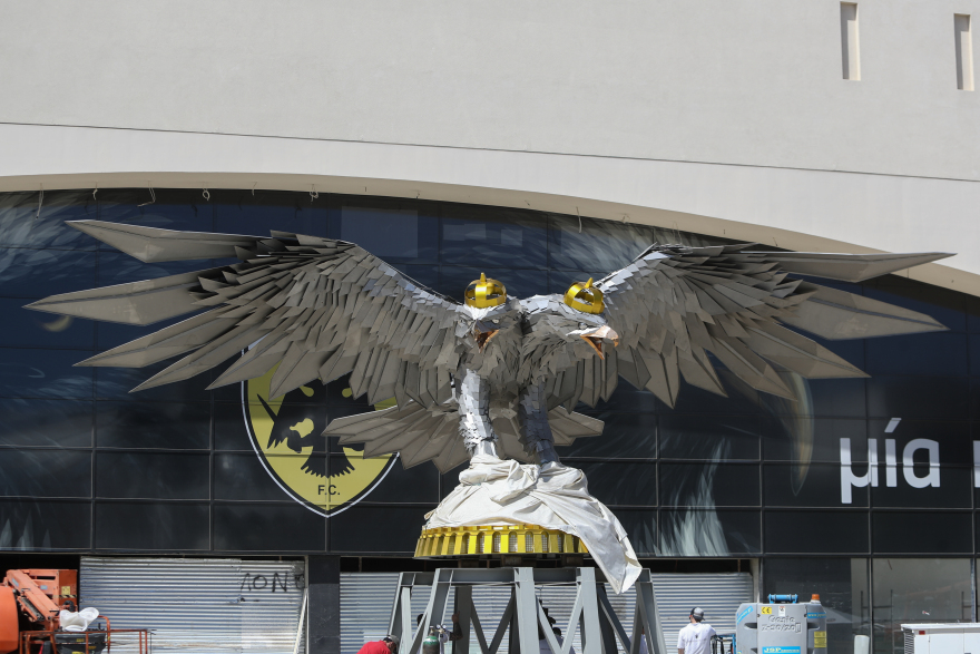 ΑΕΚ: Μπήκαν και οι κορώνες στα κεφάλια του αετού της OPAP Arena