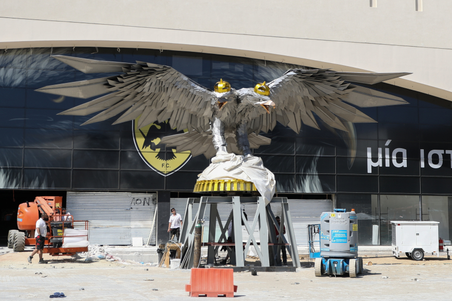 ΑΕΚ: Μπήκαν και οι κορώνες στα κεφάλια του αετού της OPAP Arena