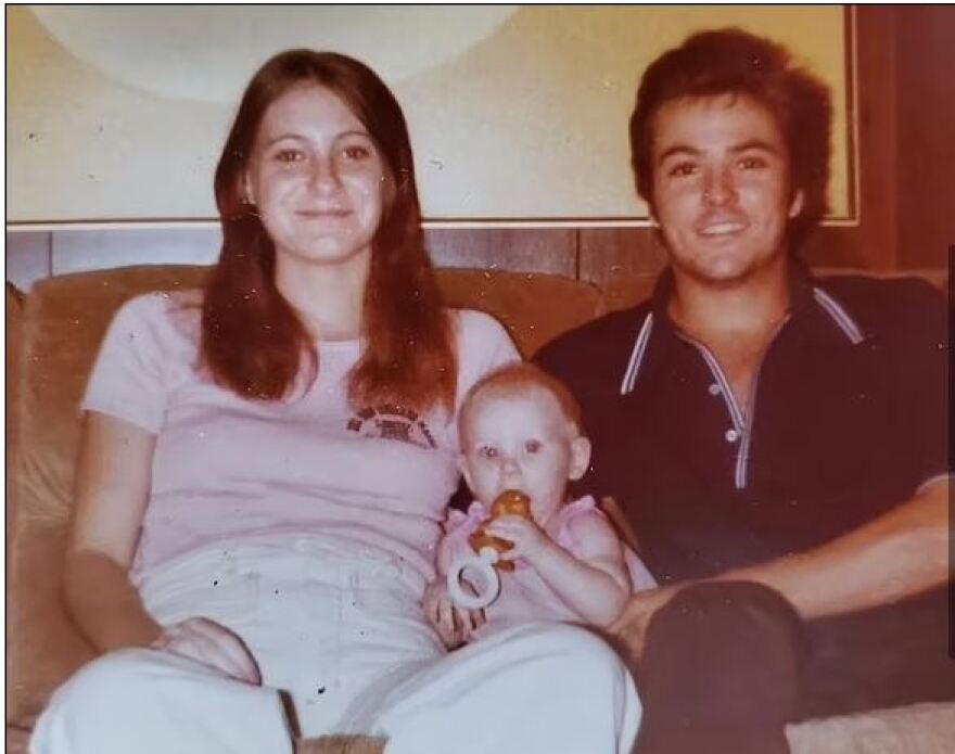 Μωράκι που οι γονείς του βρέθηκαν δολοφονημένοι σε δάσος εντοπίστηκε 40 χρόνια μετά - Εμπλέκεται αίρεση στο έγκλημα;