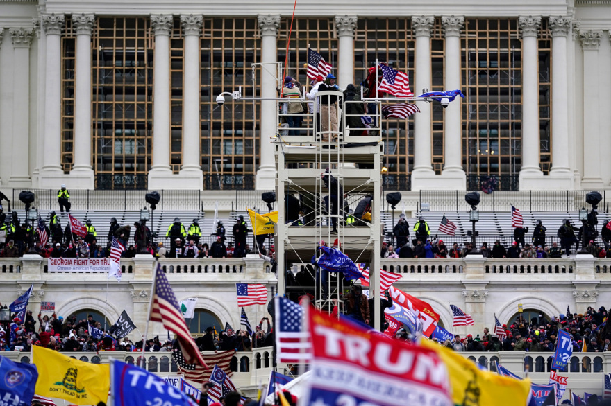 Εισβολή στο Καπιτώλιο: «Γλιστρούσα πάνω στα αίματα» - Η συγκλονιστική κατάθεση αστυνομικού