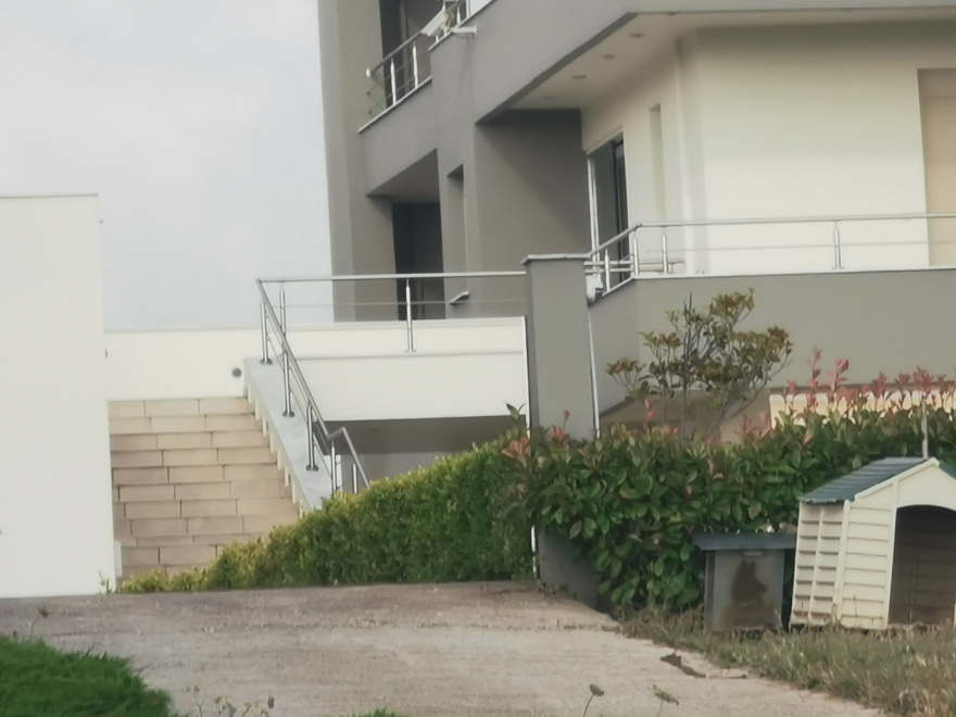 Θεσσαλονίκη: Τρεις μόλις ημέρες πριν από την έφοδο της αστυνομίας οι Βρετανοί είχαν νοικιάσει την πολυτελή βίλα 