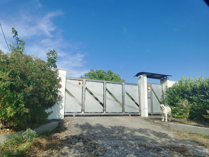 Θεσσαλονίκη: Τρεις μόλις ημέρες πριν από την έφοδο της αστυνομίας οι Βρετανοί είχαν νοικιάσει την πολυτελή βίλα 