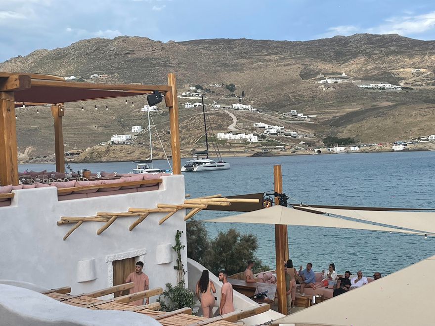 Μύκονος: «Απόβαση» Ελλήνων στο νησί για το τριήμερο του Αγίου Πνεύματος