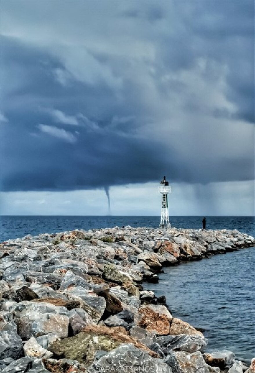 Καιρός - Κακοκαιρία «GENESIS»: Εντυπωσιακές εικόνες από την Χαλκιδική - Υδροστρόβιλος στα ανοιχτά των Νέων Μουδανιών