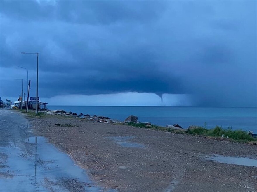 Καιρός - Κακοκαιρία «GENESIS»: Εντυπωσιακές εικόνες από την Χαλκιδική - Υδροστρόβιλος στα ανοιχτά των Νέων Μουδανιών